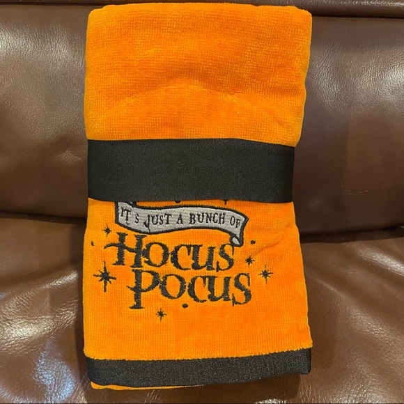 Disney It's Just a Bunch of HOCUS POCUS Orange Hand Towels 2 Pack Set BRAND NEW! - Picture 4 of 4
